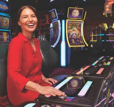 Live casino dengan dealer profesional dan permainan blackjack, roulette di garuda138